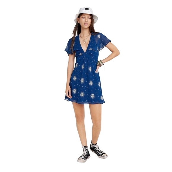Urban Outfitters Dresses & Skirts - Urban Outfitters Womens Blue Flutter Sleeve Fairy Core VNeck Printed Dress Large